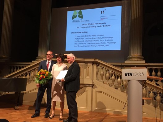 Frau Prof. Silvia Ulrich mit Prof. Max Gassmann und Otto Brändli bei der Preisverleihung 2020 in der ETH in Zürich